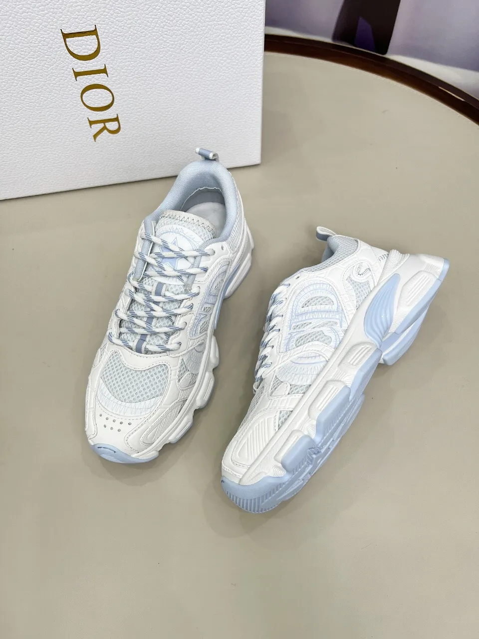 P560🐮🐮The official website of Dijia's new colors has been updated simultaneously [Celebration] This Dior Vibe sneaker incorporates Dior's high-end spirit and reinterprets classic running shoes. White mesh fabric features an Oblique print and is paired with laminated leather-effect panels in gold and silver tones for a contrasting look. It is further embellished with classic details such as 3D effect details, the lucky star symbol on the rear, and the logo on the tongue and rear pull tab. The lightweight sole is embellished with gray stars, complementing a variety of casual or elegant pieces for a modern look. Size: Women’s size 35-41 (35/42 can be customized) Men’s size 40-46 (39/46 can be customized)
